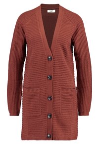 Strick-Cardigan in Rostfarbe mit V-Ausschnitt, sechs schwarzen Knöpfen, Rippstrickstruktur und zwei aufgesetzten Taschen vorne. Lässig und mehrlagig geschnitten.