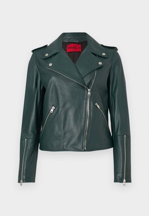 Tmavě zelená kožená motorkářská bunda s asymetrickým stříbrným zipem, zipovými kapsami a zipy na manžetách, vystavená na bílém pozadí.
