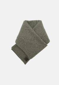 Sciarpa lavorata a maglia grigia con un motivo a diamante texturizzato, bordi costolati e un'etichetta scura che mostra i dettagli del marchio. Materiale morbido in misto lana.