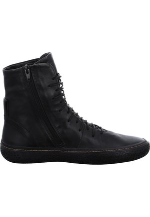 Czarny wysoki skórzany sneaker z bocznym zamkiem, sznurowadłami z przodu i teksturowaną gumową podeszwą.