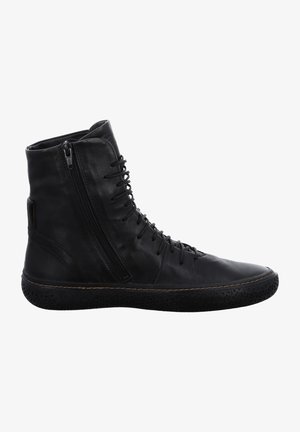 Baskets montantes en cuir noir avec fermeture éclair latérale, lacets à l'avant et semelle en caoutchouc texturée.