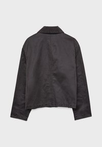 Veste longue à manches longues gris foncé avec un col droit, des coutures visibles et un dos légèrement court sur un fond clair.