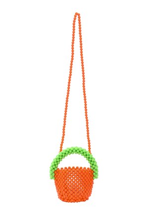 Borsa di perline arancioni con una maniglia verde arrotondata, caratterizzata da una superficie testurizzata e un design a intreccio aperto. Include una tracolla arancione regolabile.