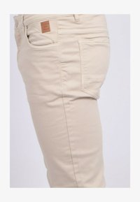 Non sélectionné, beige