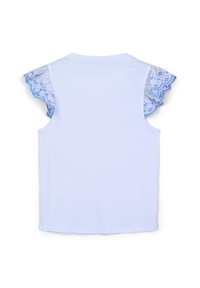 Top bianco senza maniche con maniche arricciate in rete a motivo blu. Tessuto morbido con una superficie liscia e scollatura rotonda.