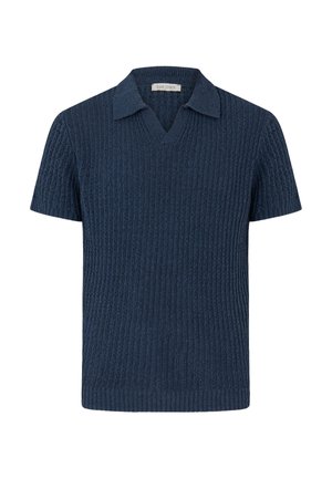 Polo de punto azul marino de manga corta con un patrón texturizado y un cuello suave, con etiqueta de la marca "Dan John" en el interior del cuello.