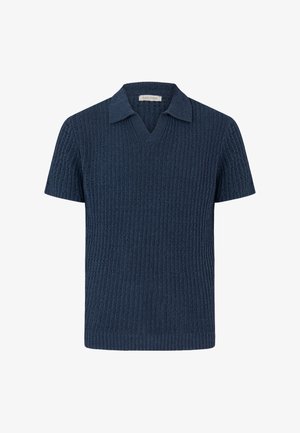 Polo de punto azul marino de manga corta con un patrón texturizado y un cuello suave, con etiqueta de la marca "Dan John" en el interior del cuello.