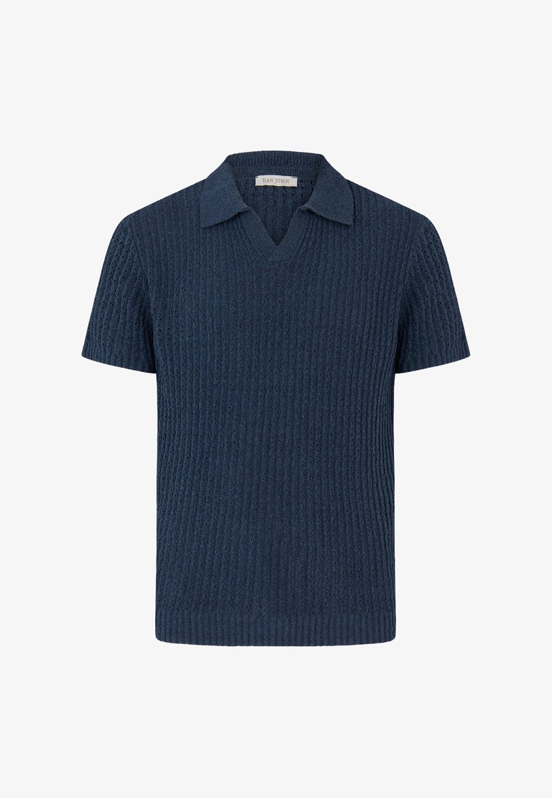 Polo de punto azul marino de manga corta con un patrón texturizado y un cuello suave, con etiqueta de la marca "Dan John" en el interior del cuello.