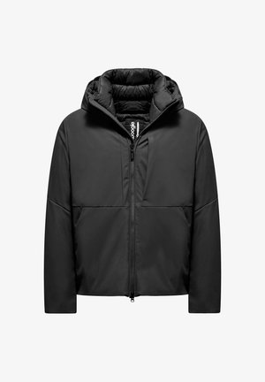 Chaqueta negra con cierre frontal, capucha y forro acolchado. Presenta un exterior suave y dos bolsillos frontales para almacenamiento. Diseño elegante y moderno.