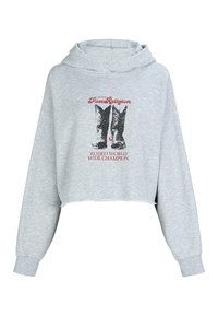 Jasnoszara krótka bluza z kapturem z grafiką czarnych kowbojskich butów i czerwonym napisem „True Religion Rodeo World Wide Champion”.