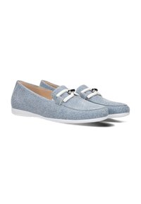 Lichtblauwe denim loafers met witte accenten, ronde neus, textuurstof en een slanke witte rubberen zool met een decoratieve strikdetail.