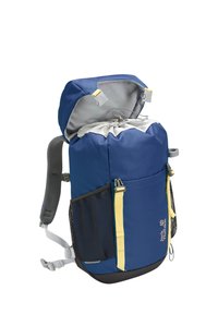Μπλε σακίδιο πεζοπορίας με γκρι ιμάντες ώμου, κίτρινες κάθετες αγκράφες, τσέπες από δίχτυ στο πλάι και επάνω καπάκι μερικώς ανοιχτό που αποκαλύπτει το κλείσιμο με κορδόνι.