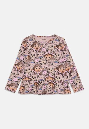 Vaikiški rožinės spalvos marškinėliai ilgomis rankovėmis, su mergaičių ir įvairių gyvūnų animacinių personažų veidais kartojančiu raštu.