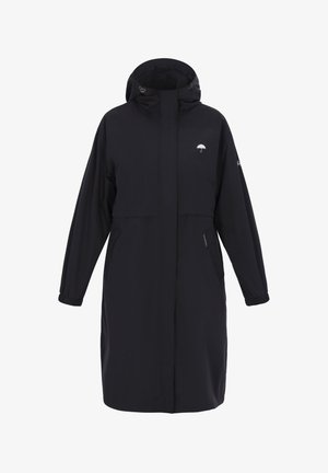 Hosszú fekete vízálló kabát kapucnival, elasztikus mandzsettákkal, elülső zsebekkel és egy kis logóval a mellkason. Simább textúra és minimális dizájn.