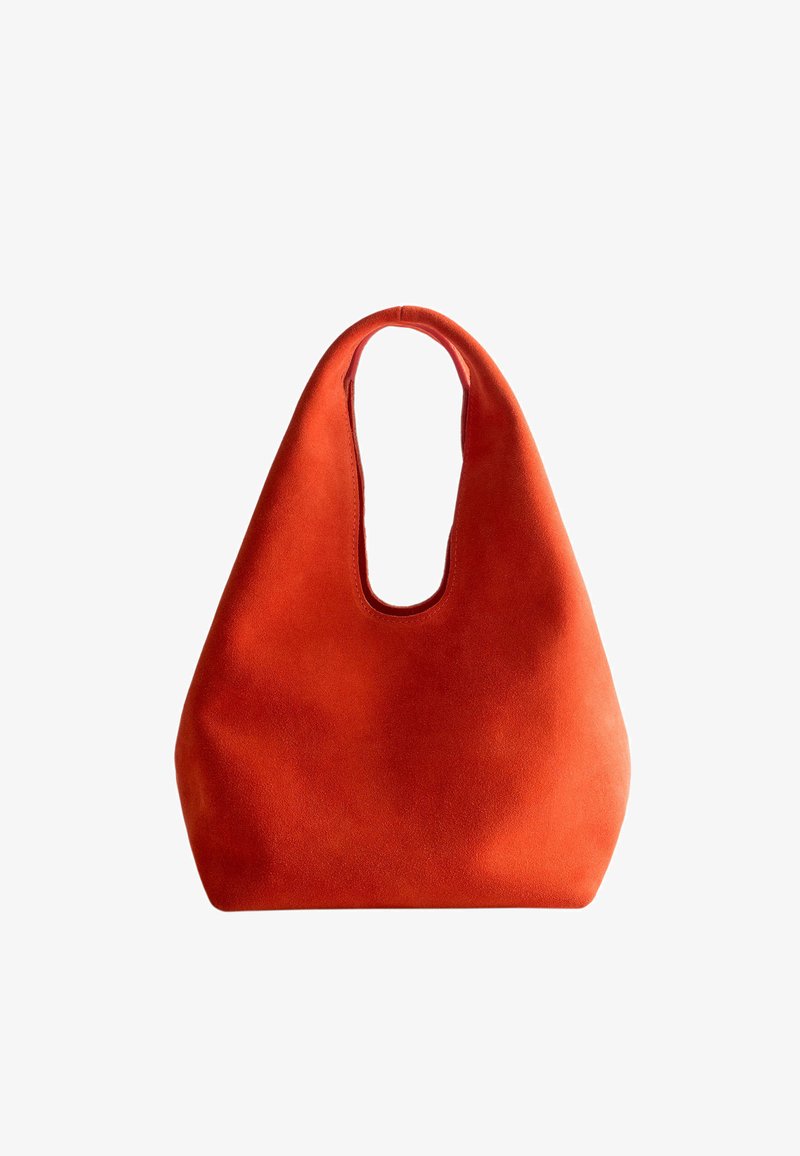 Sac à main en daim orange doux avec une forme triangulaire arrondie et une découpe de poignée supérieure intégrée pour le transport.