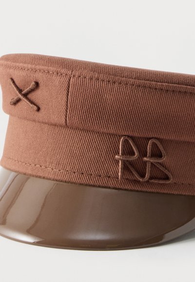 Καφέ υφασμάτινο και γυαλιστερό πλαστικό καπέλο με ραμμένες λεπτομέρειες "X" και "RS" στη ταινία.