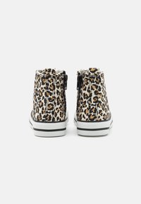 Sneakers za kostkę w print w panterkę, z zamkiem błyskawicznym, białą podeszwą i czarnymi akcentami. Teksturowany materiał o gładkim wykończeniu.