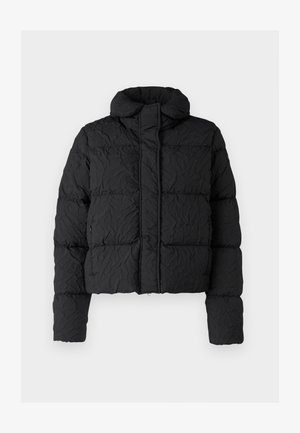 Černá zkrácená péřová bunda s prošívanou texturou, vysokým límcem a předním zipem. Má dlouhé rukávy a minimalistický design.