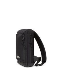 Zaino in tessuto nero con due zip frontali, schienale imbottito e tracolla regolabile. Texture liscia, forma rettangolare con una base solida.