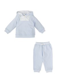 Sudadera azul claro con puños y dobladillo acanalados, que presenta un panel blanco con dos botones. Pantalones de chándal azul claro a juego con bolsillos.