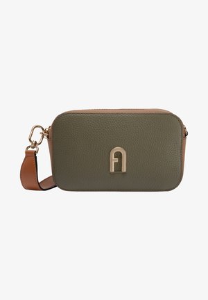 Rechthoekige kleine crossbodytas met een gestructureerde olijfgroene voorkant, bruine achterkant en een afneembare bruine band met gouden gesp en een gouden logo voor.