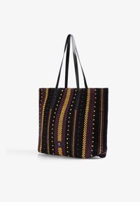 Borsa a spalla intrecciata con sfondo nero e strisce verticali in viola, giallo e rosso, arricchita da motivi circolari e manici in pelle nera.
