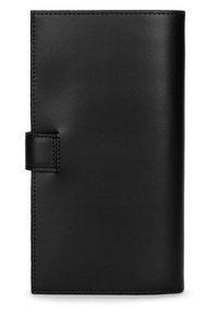 Portafoglio in pelle nera con una texture liscia, forma rettangolare e una chiusura laterale a tracolla. Presenta bordi puliti e cuciture semplici.