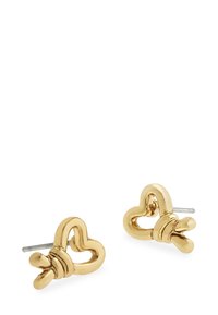 Pendientes en forma de corazón en tono dorado con un acabado suave y un diseño retorcido, con un cierre de tipo poste para un ajuste seguro.