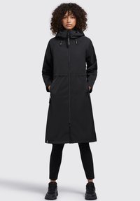 Cappotto lungo nero impermeabile con zip frontale, cappuccio regolabile, tasche laterali e taglio dritto. Tessuto testurizzato e dettagli di design minimal.
