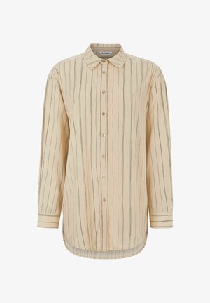 Bézs színű, gombos ing fekete függőleges csíkokkal, puha anyagból, klasszikus gallérral, hosszú ujjakkal, gombos mandzsettákkal, és íves alsó szegéllyel.