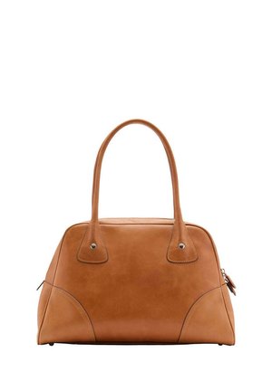 Bolso de mano de cuero marrón con dos asas largas, forma rectangular redondeada y detalles de costura visibles sobre un fondo blanco.