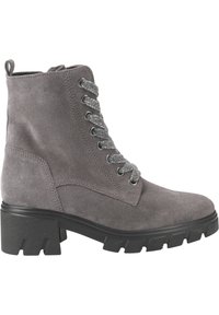 Bottine en suede grise avec une semelle en caoutchouc noir épaisse, dotée de lacets gris et de coutures latérales.