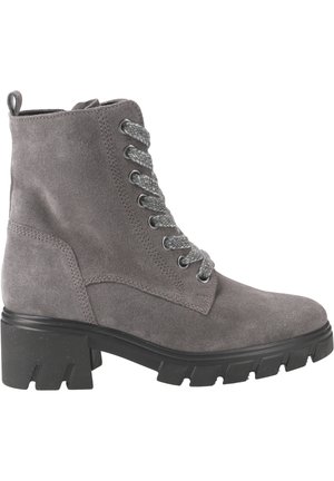 Bottine en suede grise avec une semelle en caoutchouc noir épaisse, dotée de lacets gris et de coutures latérales.