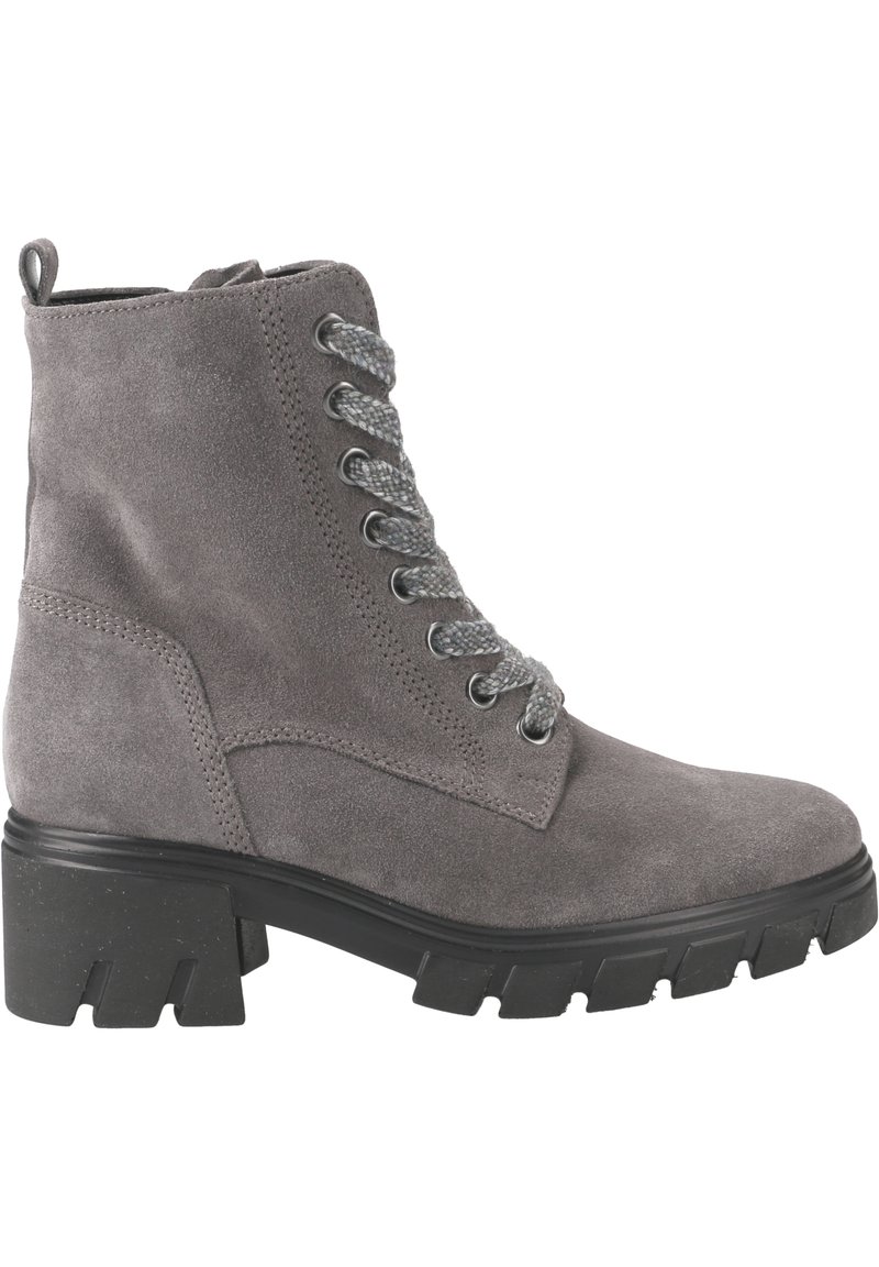 Bottine en suede grise avec une semelle en caoutchouc noir épaisse, dotée de lacets gris et de coutures latérales.