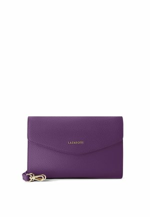 Clutch in pelle viola strutturata con logo Lazarotti dorato e chiusura dorata su cinturino da polso staccabile, su sfondo bianco.