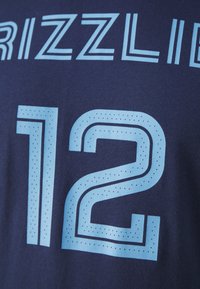 Mørkeblå bomulds t-shirt med teksten "GRIZZLID" i lyseblå og nummeret "12" med prikkede mønstre, der indikerer et sports-tema.