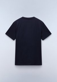 Camiseta de algodón color azul marino con cuello redondo y mangas cortas. El diseño es simple, con una textura suave y sin adornos visibles.
