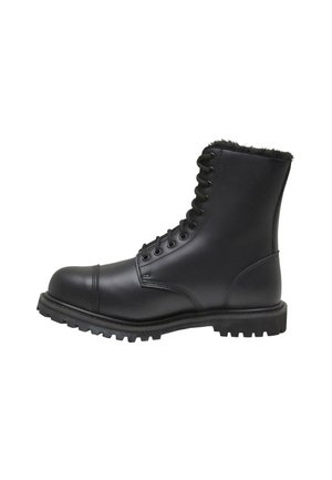 Must tahtud mustad nahast saapad, millel on tugev kummist tald, ülaosas karvane vooder ja tugevdatud varvas vastupidavuse tagamiseks.