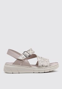 Sandalias de dedo con un upper de estampado leopardo metálico ligero, correas beige, hebilla ajustable y suela blanca gruesa.