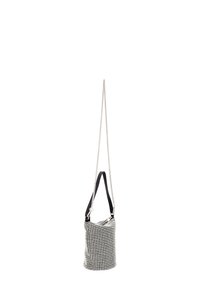 Schwarz-weiße karierte Eimer-Handtasche mit silberner Kettenriemen, glatter Textur, einzelner Schulterriemen und minimalistischem Design.
