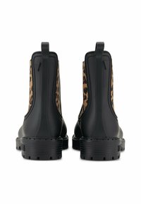 Stivaletti neri con pannelli elastici laterali in stampa leopardata, esterno in gomma liscia e suole robuste. Presentano linguette sul retro.