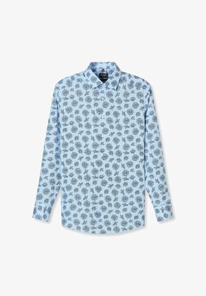 Hellblaues langärmliges Hemd mit Knöpfen, dunkelblauem Blumenmuster und klassischem Kragen, flach auf weißem Hintergrund liegend.
