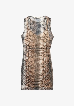 Ärmelloses, knielanges Kleid mit braun-grauem Schlangenhautmuster und gerafftem Taillendetail auf weißem Hintergrund.