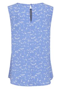 Blouse sans manches bleu clair avec un motif floral blanc, fermeture par encolure en œillet au dos, et fentes sur les côtés en bas. Texture de tissu douce.