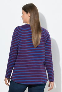 Chemise à manches longues avec une base violet profond et des rayures horizontales bleues contrastantes, fabriquée à partir d'un tissu doux, coupe décontractée, ourlet arrondi.