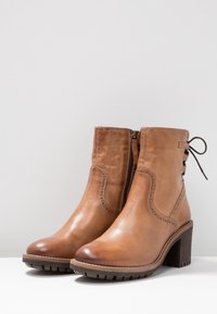 Pier One Botines con cordones - cognac