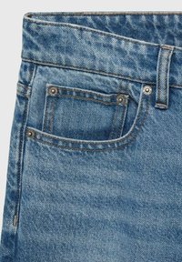 Blauwe denim jeans met een lichte vervaging, vijf-pocketontwerp, contrasterend stiksel en metalen hardwareaccenten op de taille en zakken.