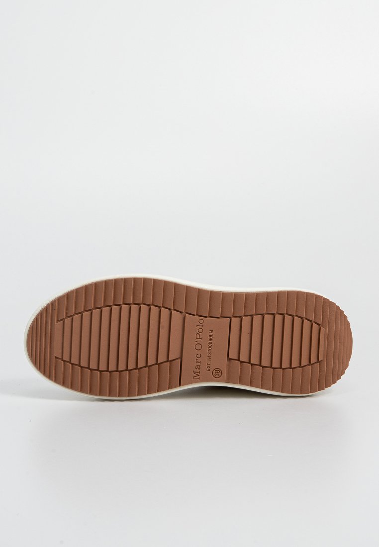 Suola di scarpa in gomma marrone con scanalature verticali e orizzontali per aderenza, con il logo "Marc O'Polo" impresso vicino al tallone.