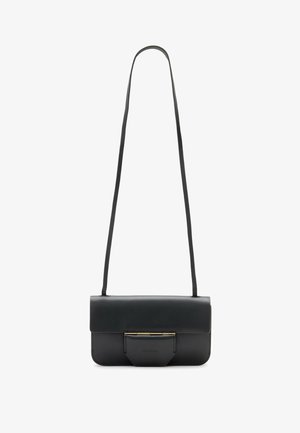 Melnas ādas crossbody soma, taisnstūrveida forma ar vāciņu un zeltainām metāla detaļām. Aprīkota ar šauru, regulējamu siksnu.