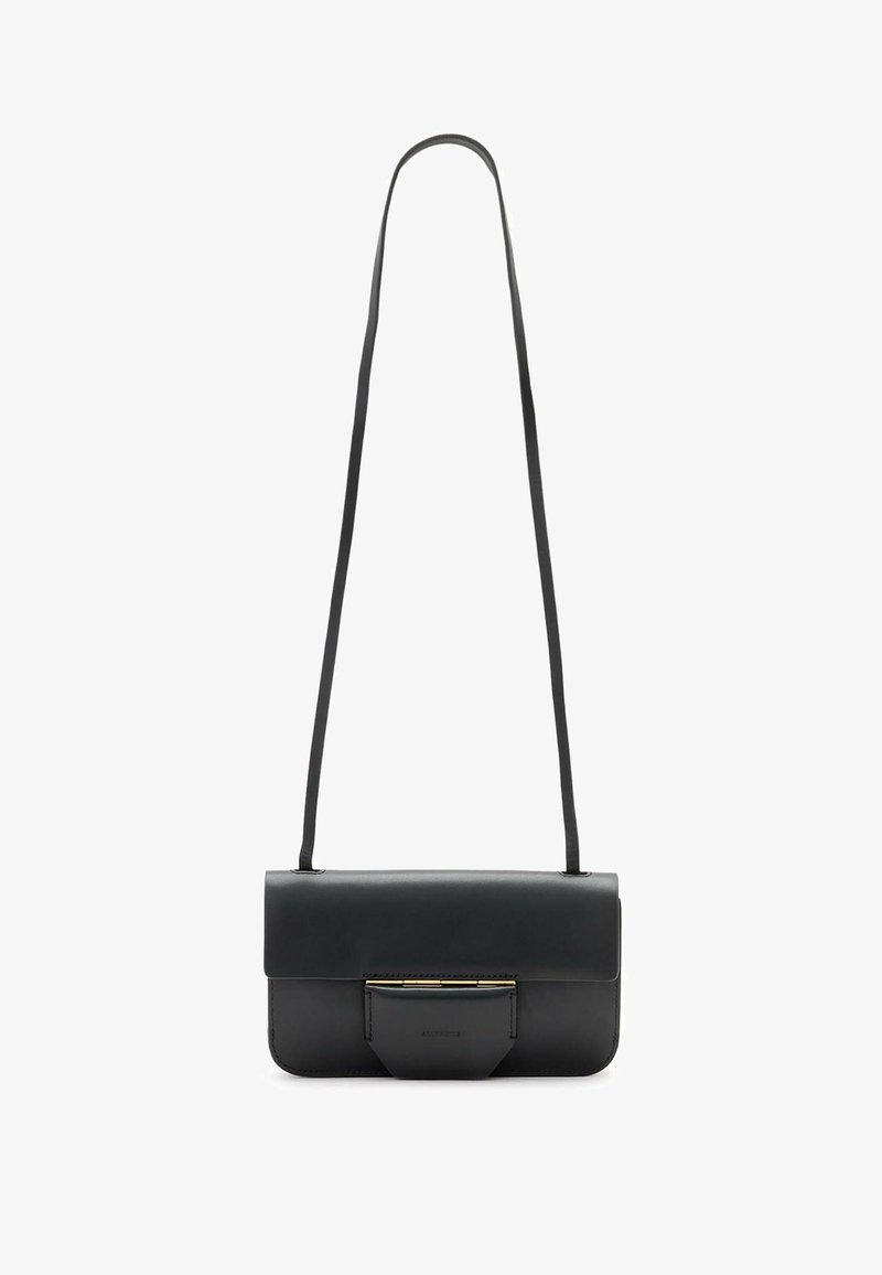 Borsa a tracolla in pelle nera, forma rettangolare con chiusura a pattina e un accento di hardware color oro. Presenta una tracolla sottile e regolabile.